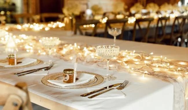 Ile się płaci za talerzyk na weselu? Zaskakujące ceny i czynniki wpływające