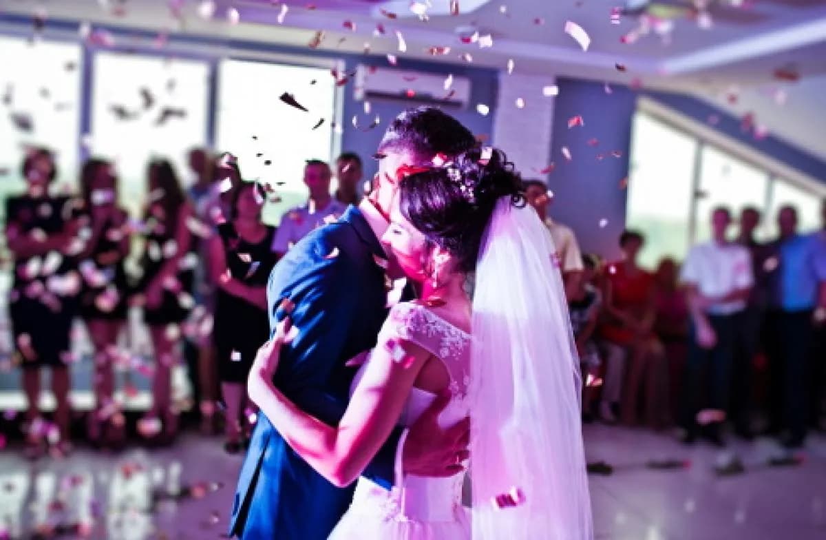 Czy na weselu trzeba mieć maseczkę? Sprawdź aktualne zasady bezpieczeństwa