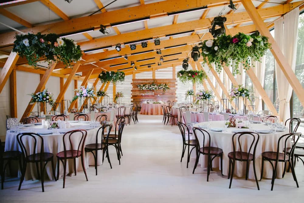 Jak samemu udekorować salę na wesele - proste pomysły i inspiracje