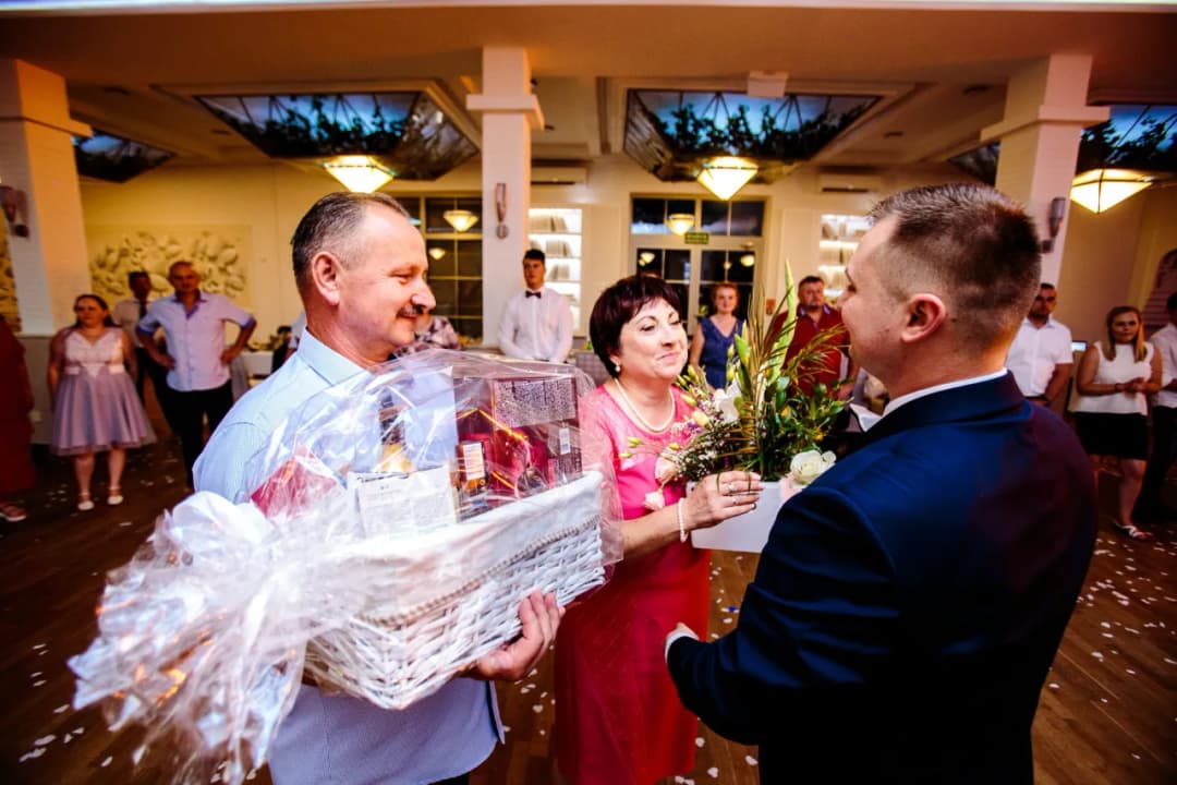 Ile dać jako chrzestna na wesele, by nie przepłacić i zaskoczyć?