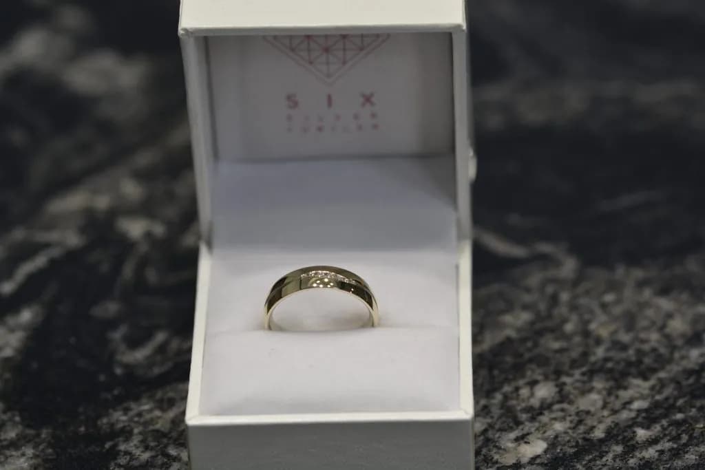 Czy można przymierzać obrączki przed ślubem? Przesądy i fakty