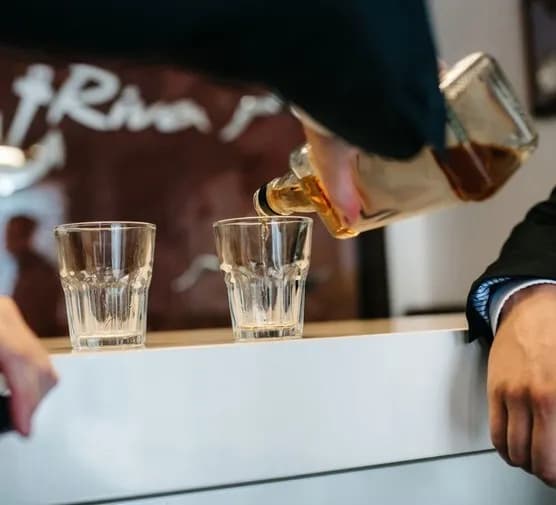 Ile alkoholu na wesele? Sprawdź, jak uniknąć marnotrawstwa