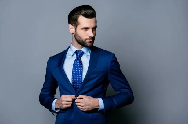 Jaką koszulę wybrać do granatowego garnituru na wesele, aby zachwycić?