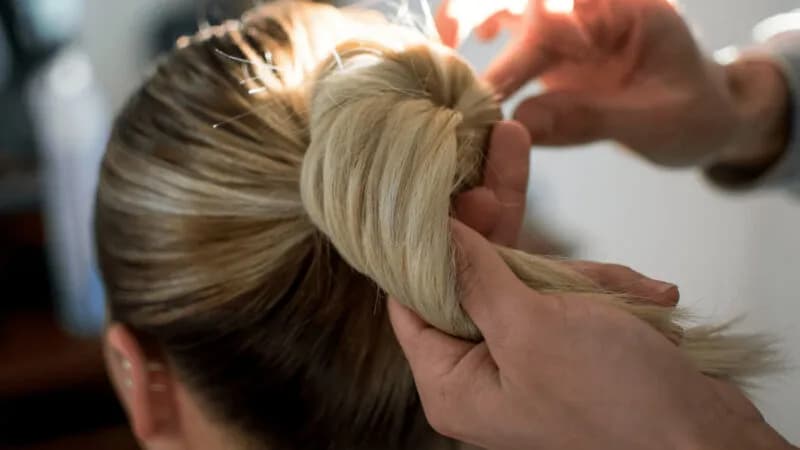 Jak się uczesać na wesele, aby wyglądać elegancko i czuć się komfortowo