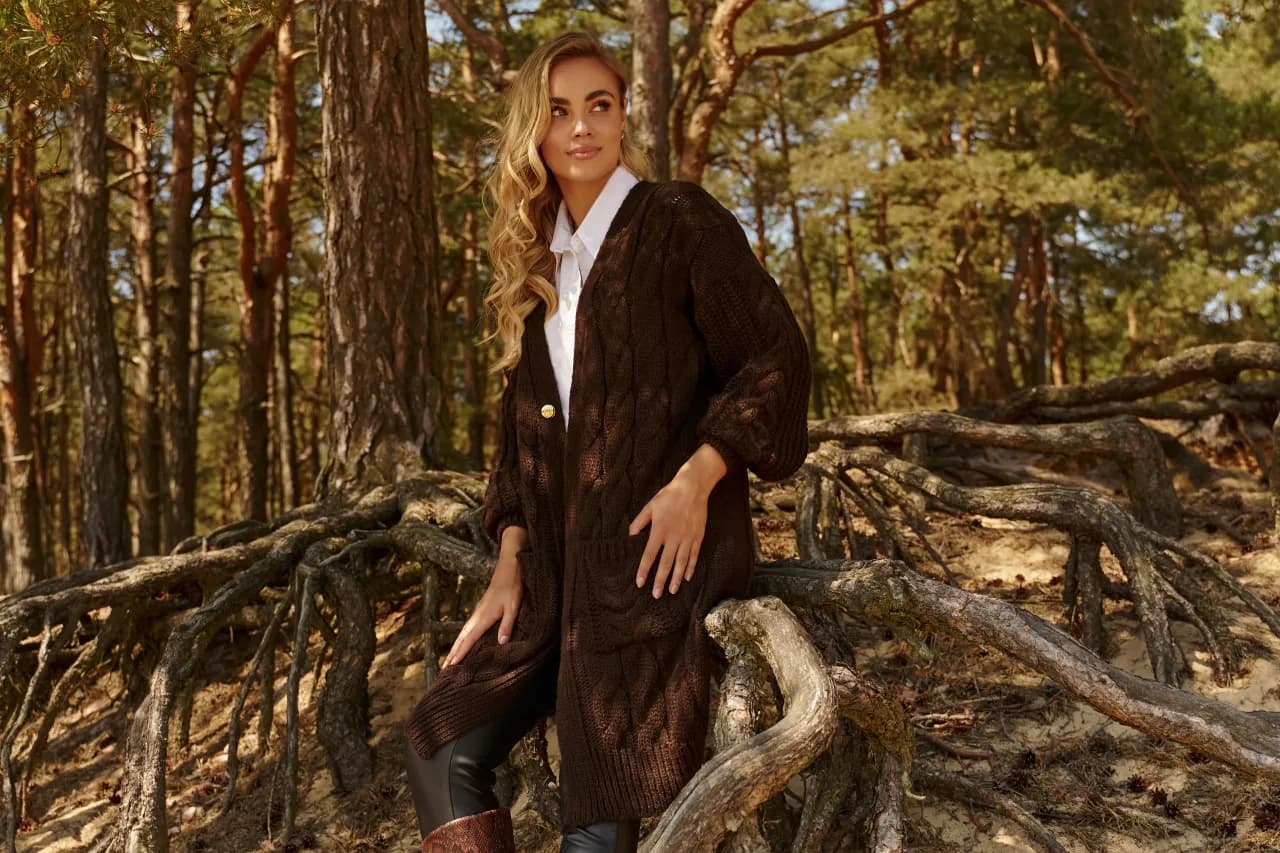 Jak się ubrać na wesele jesienią, aby wyglądać elegancko i czuć się komfortowo