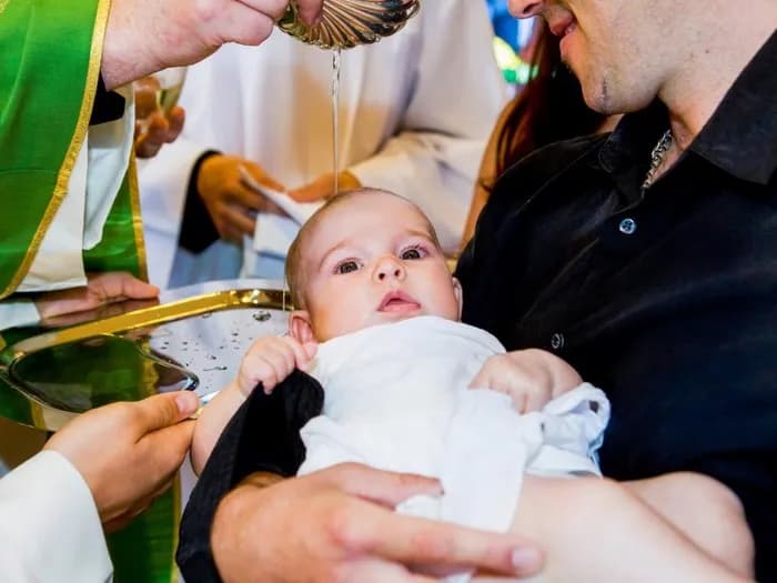 Ile się daje na chrzciny jako gość? Sprawdź odpowiednie kwoty prezentów