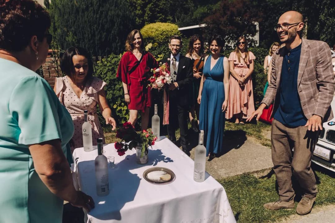 Kto jedzie pierwszy do ślubu? Tradycje i znaczenie w polskich weselach