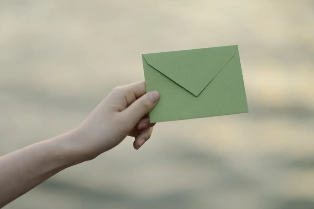 Czy podpisuje się koperty na wesele? Uniknij tych błędów!