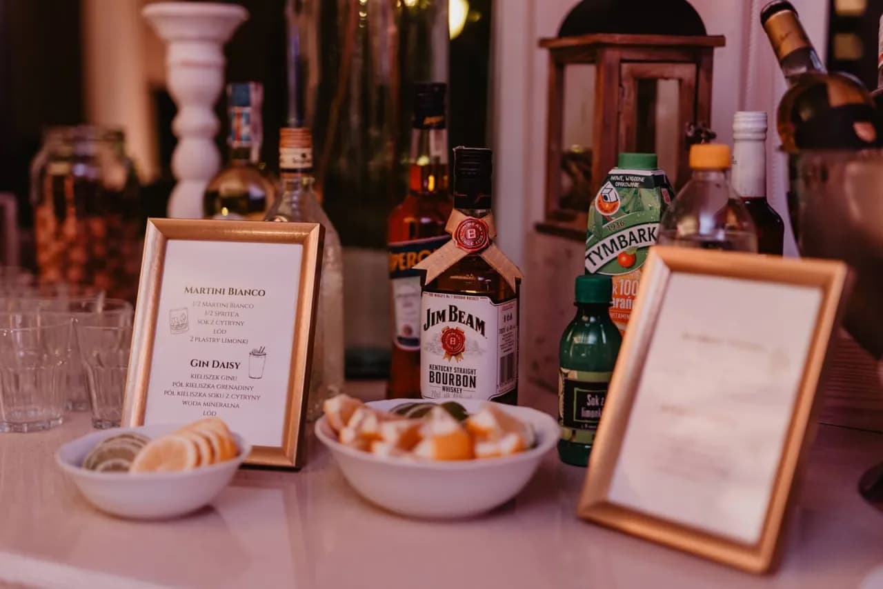 Jak roznosić wódkę na weselu, by uniknąć chaosu i zaskoczyć gości