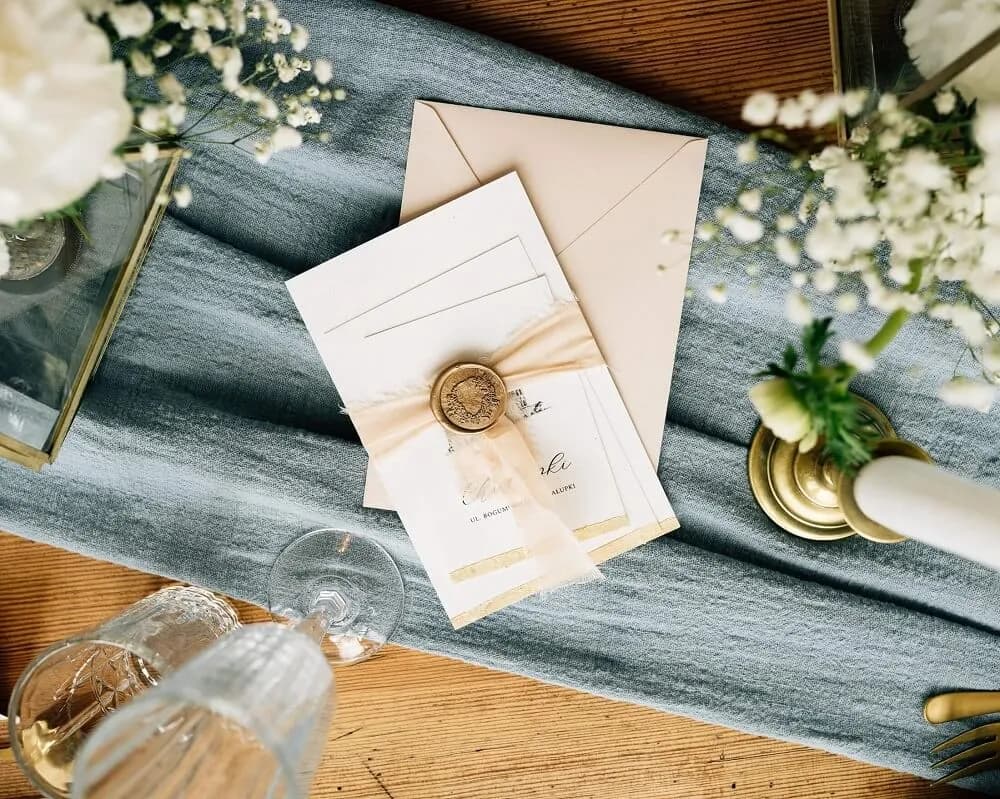 Ile wcześniej zapraszać na wesele, aby uniknąć problemów z gośćmi?