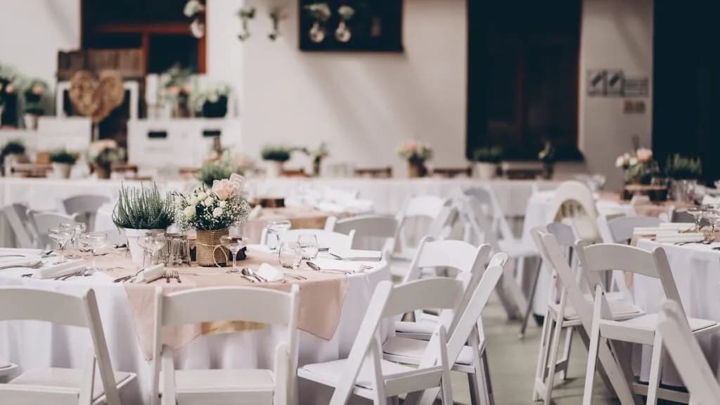 Jak usadzać gości przy stole weselnym, aby uniknąć konfliktów i zintegrować wszystkich