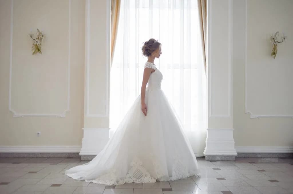 Najlepsze suknie ślubne dla niskiej osoby, które optycznie wydłużą sylwetkę